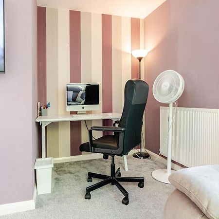 Comfortable 3-Storey House With Free Car Parking Manchester Exterior foto