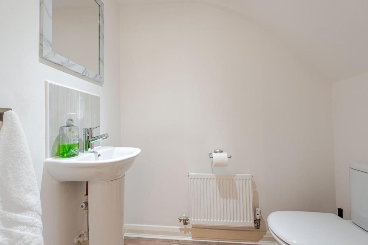 Comfortable 3-Storey House With Free Car Parking Manchester Exterior foto
