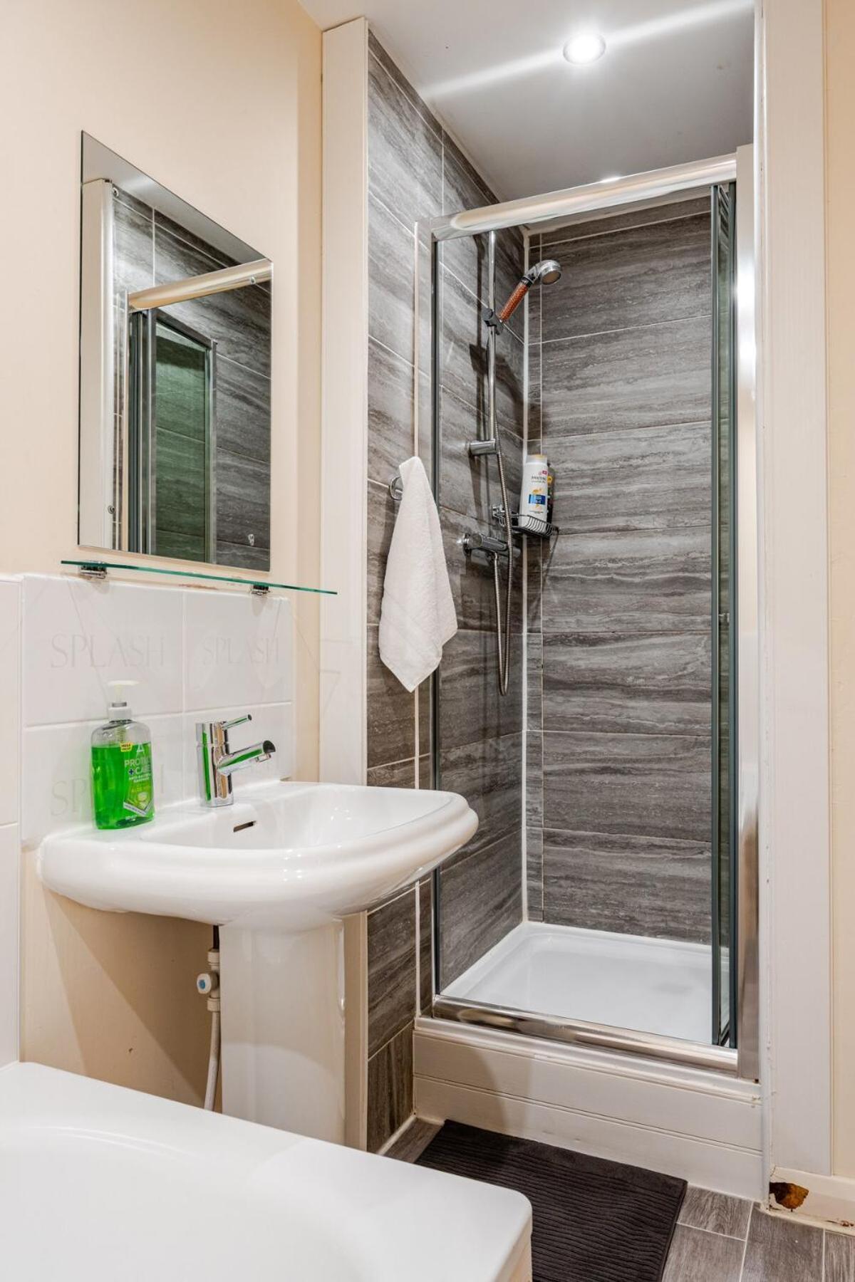 Comfortable 3-Storey House With Free Car Parking Manchester Exterior foto