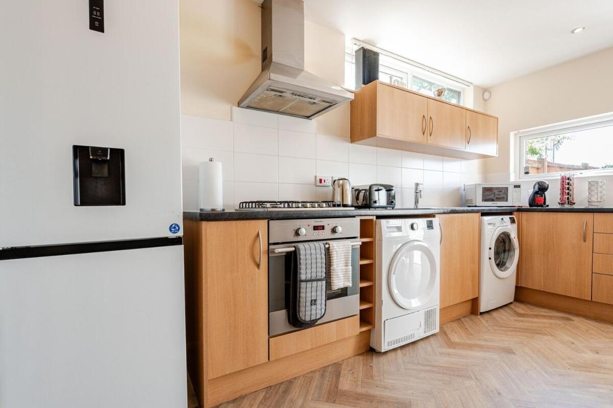 Comfortable 3-Storey House With Free Car Parking Manchester Exterior foto