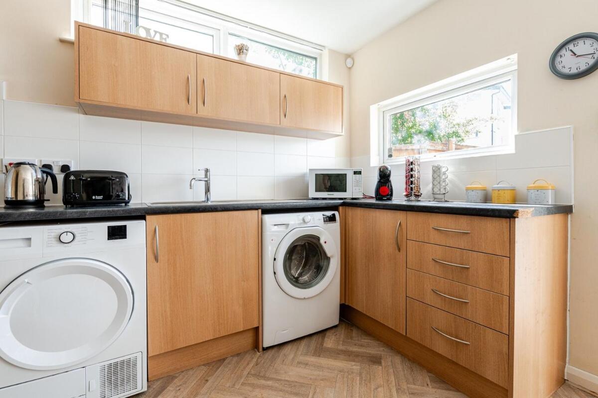 Comfortable 3-Storey House With Free Car Parking Manchester Exterior foto